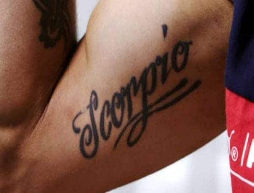 विराट के दाएं बाजू पर स्कॉर्पियो लिखा हुआ है। यह उनका जॉडिएक साइन है।
