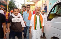 MP: भड़क कर पदयात्रा करने लगे BJP सांसद, पीछे मनाने दौड़ते रहे अधिकारी