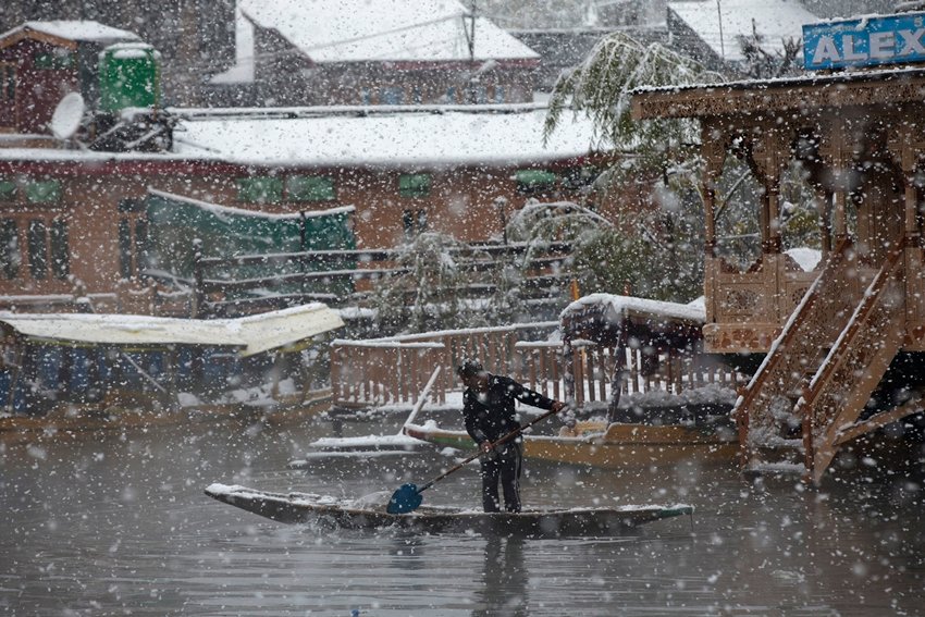 अगर बर्फबारी यूं ही जारी रही तो आने वाले दिनों में वहां के लोगों को और भी तमाम तरह की मुश्किलों का सामना करना पड़ सकता है।