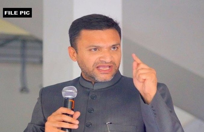 AIMIM चीफ असदुद्दीन ओवैसी के भाई की बढ़ीं मुश्किलें, ’15 मिनट’ वाले बयान पर FIR
