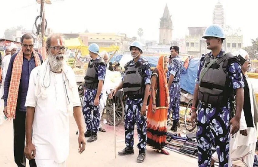 अयोध्या में सुरक्षा को देखते हुए पुलिस बल तैनात, फोटो सोर्स- इंडियन एक्सप्रेस