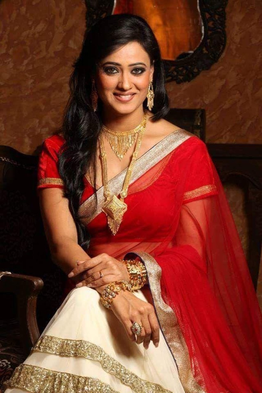 श्वेता ने आगे कहा- लोगों को लग रहा है कि वह तो मेरे शरीर का हिस्सा था फिर मैंने ऐसा क्यों किया। उन्हें समझना पड़ेगा कि वो जहरीला था। इसलिए मुझे उसे बाहर निकालना पड़ा। अब मैं फिर से स्वस्थ हूं। ऐसा ना समझें कि मैं खुद को खुश दिखा रही हूं। मैं सच में खुश हूं।