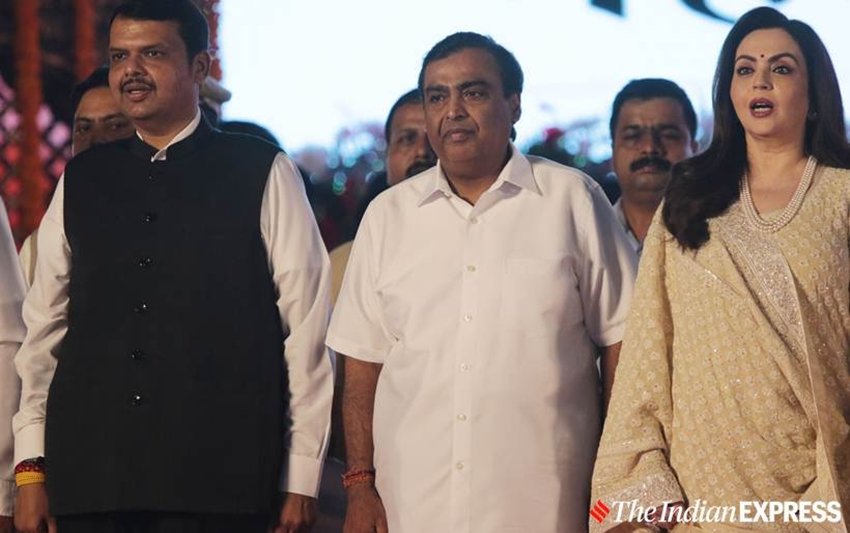 इस कार्यक्रम में राज्य के पूर्व सीएम देवेंद्र फडणवीस, मुकेश अंबानी और नीता अंबानी ने भी अपनी मौजूदगी दर्ज कराई। (Express photo: Pradip Das)