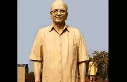 चंद्रशेखर आजाद के साथ अर्जुन सिंह की मूर्ति क्यों लगवाई? भिड़े बीजेपी और कांग्रेस