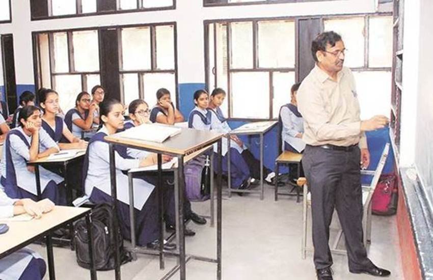 आवेदक के पास 55 प्रतिशत अंकों के साथ राष्ट्रीय पात्रता परीक्षा (NET) योग्यता या किसी विदेशी विश्वविद्यालय या संस्थान से PhD डिग्री के साथ QS या THE में शीर्ष 500 अंकों के साथ मास्टर डिग्री होनी चाहिए।