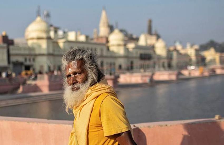 अयोध्या पर फैसले के बाद सरयू नदी में स्नान से लौटता साधु। (फोटो सोर्स: REUTERS)