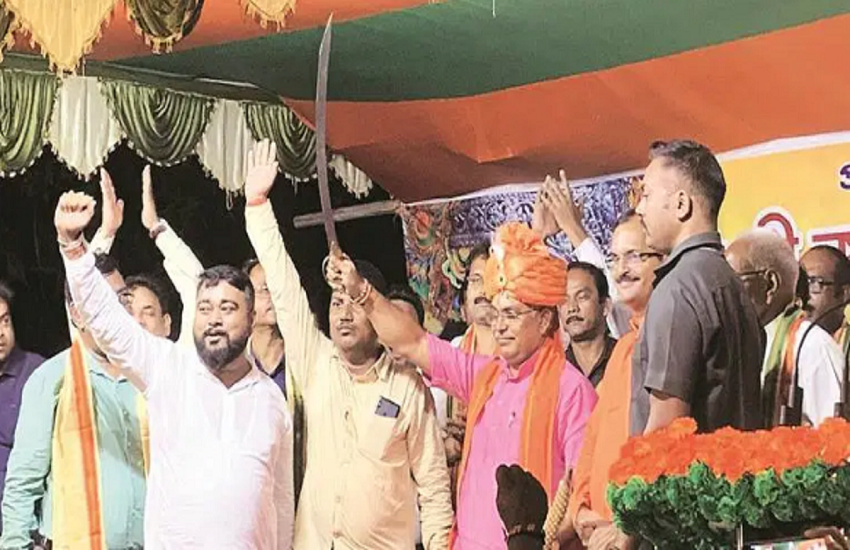 बंगाल बीजेपी अध्यक्ष दिलीप घोष एक जगधात्री पूजा पंडाल में तलवार के साथ। (indian express) 