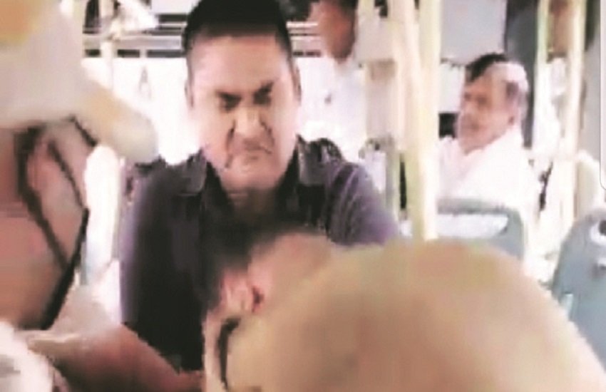 डीटीसी बस में पुलिसकर्मी ने मार्शल के साथ की मारपीट, फोटो सोर्स- इंडियन एक्सप्रेस