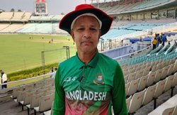 ‘अदरक कम, नींबू ज्यादा’ बांग्लादेशी चाय दादा के फैन हैं महेंद्र सिंह धोनी, कोलकाता में लाल टोपी पहन टीम को कर रहे चीयर