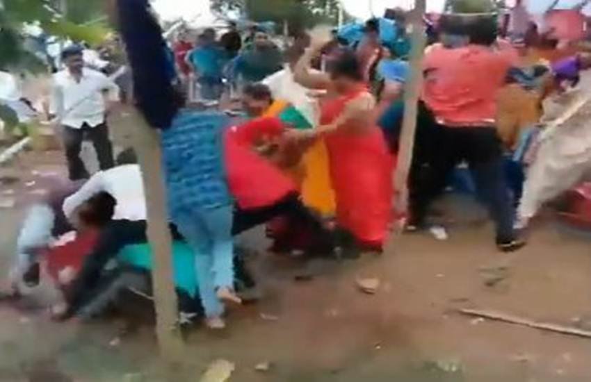 VIDEO: शादी के जश्न में दंगल, दूल्हा-दुल्हन के परिवार के बीच जमकर चले लात-घूंसे