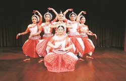 नृत्य का बहुरंगी आयोजन