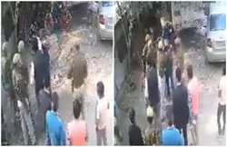 VIDEO: विवाद सुलझाने पहुंचे DM ने युवक को जड़ा थप्पड़, सुरक्षाकर्मियों ने भी किये हाथ साफ
