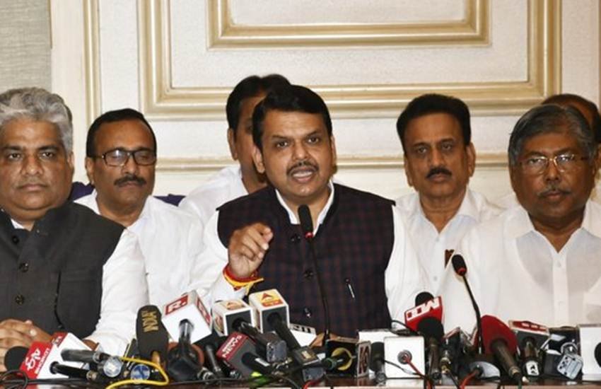 महाराष्ट्र में प्रेस कॉन्फ्रेंस को संबोधित करते देवेंद्र फडणवीस। (फोटोः एएनआई)