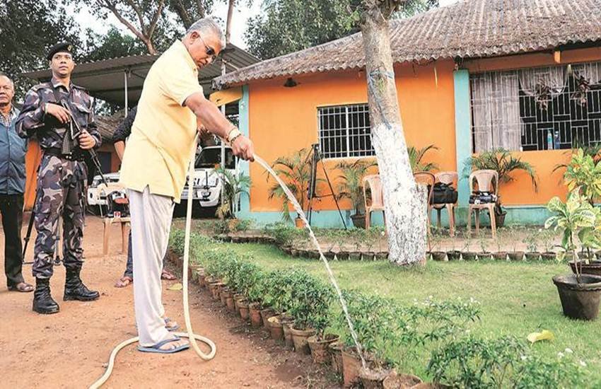 खड़गपुर स्थित अपने बंगले में पश्चिम बंगाल बीजेपी के अध्यक्ष दिलीप घोष। (Express photo: Partha Paul) खड़गपुर स्थित अपने बंगले में पश्चिम बंगाल बीजेपी के अध्यक्ष दिलीप घोष। (Express photo: Partha Paul)