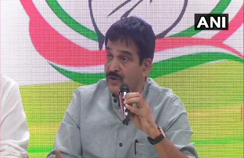 कांग्रेस नेता के सी वेणुगोपाल ने कहा - गांधी परिवार की ज़िंदगी से खिलवाड़ कर रही है सरकार। (pc -ANI)
कांग्रेस नेता के सी वेणुगोपाल ने कहा - गांधी परिवार की ज़िंदगी से खिलवाड़ कर रही है सरकार। (pc -ANI)