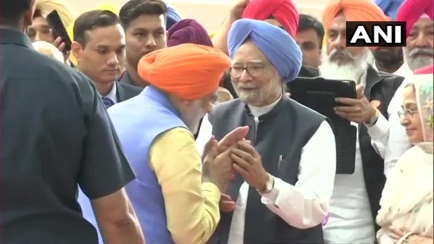 मनोमहन सिंह ने अपने गृह राज्य पंजाब में पीएम मोदी का स्वागत काफी गर्मजोशी से किया।