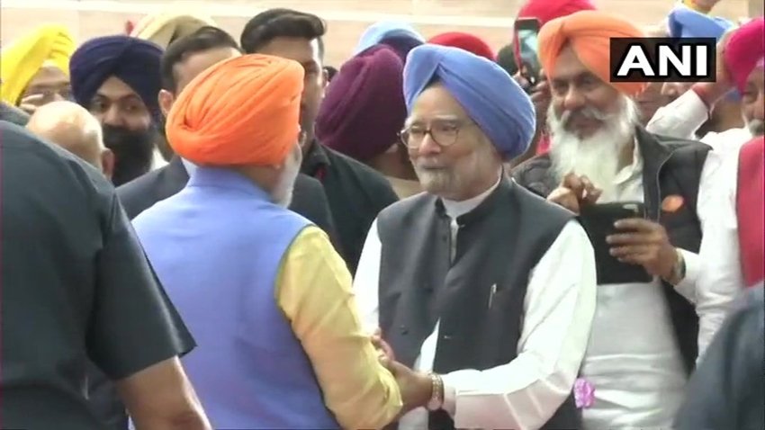 कॉरिडोर के उद्घाटन पर नरेंद्र मोदी देश के पूर्व पीएम मनमोहन सिंह से भी मिले।