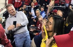 कैमरे की रेंज में आने के लिए 56 लाख में खरीदा था टिकट, Live मैच के दौरान TOPLESS होकर सुर्खियों में आईं थीं दो मॉडल