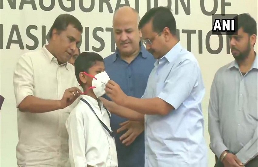 दिल्ली के मुख्यमंत्री अरविंद केजरीवाल ने स्कूल के बच्चों को मास्क बांटे। (pc- ANI) 