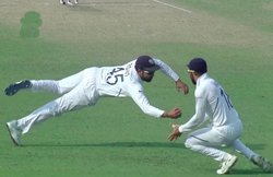 Day-Night Test: रोहित शर्मा ने SUPERMAN बनकर एक हाथ से लपका कैच, विराट कोहली देखकर रह गए दंग; देखें VIDEO