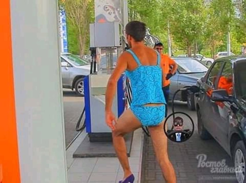 लेकिन उतने ही देर में पंप पर बिकिनी पहने मर्दों की लंबी लाइन लग गई।