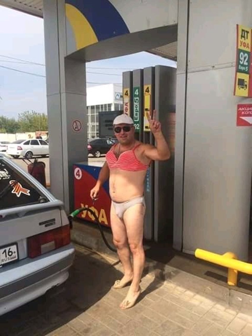 बिकिनी में ये मर्द बेहद अजीब लग रहे हैं।