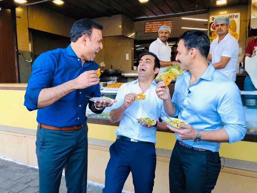 इन तस्वीरों पर गौतम गंभीर को ट्रोल करते हुए लोग लिख रहे हैं कि जहां भयंकर प्रदूषण से दिल्ली का दम घुट रहा है वहीं यहां के सांसद अहम मीटिंग छोड़ जलेबियां खा रहे हैं।