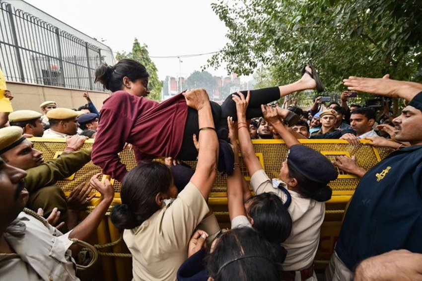 इस तस्वीर में दिल्ली पुलिस प्रदर्शनकारी छात्रा पर बल प्रयोग करती दिख रही है। (फोटो: @ratneshh_/twitter)