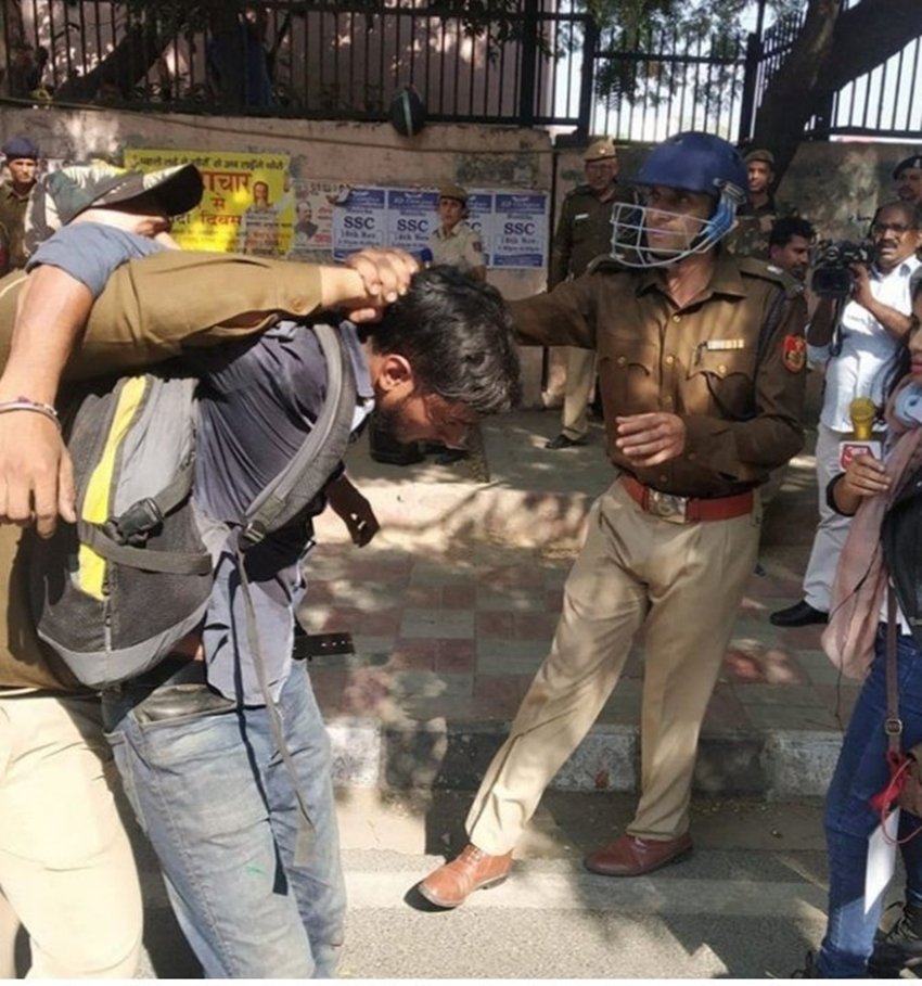@Dibyend48970765 नाम के एक ट्विटर यूजर ने इस तस्वीर को शेयर किया है। तस्वीर में दिख रहा है कि किस तरह से दिल्ली पुलिस के लोग छात्र पर जोर आजमाइश कर रहे हैं।