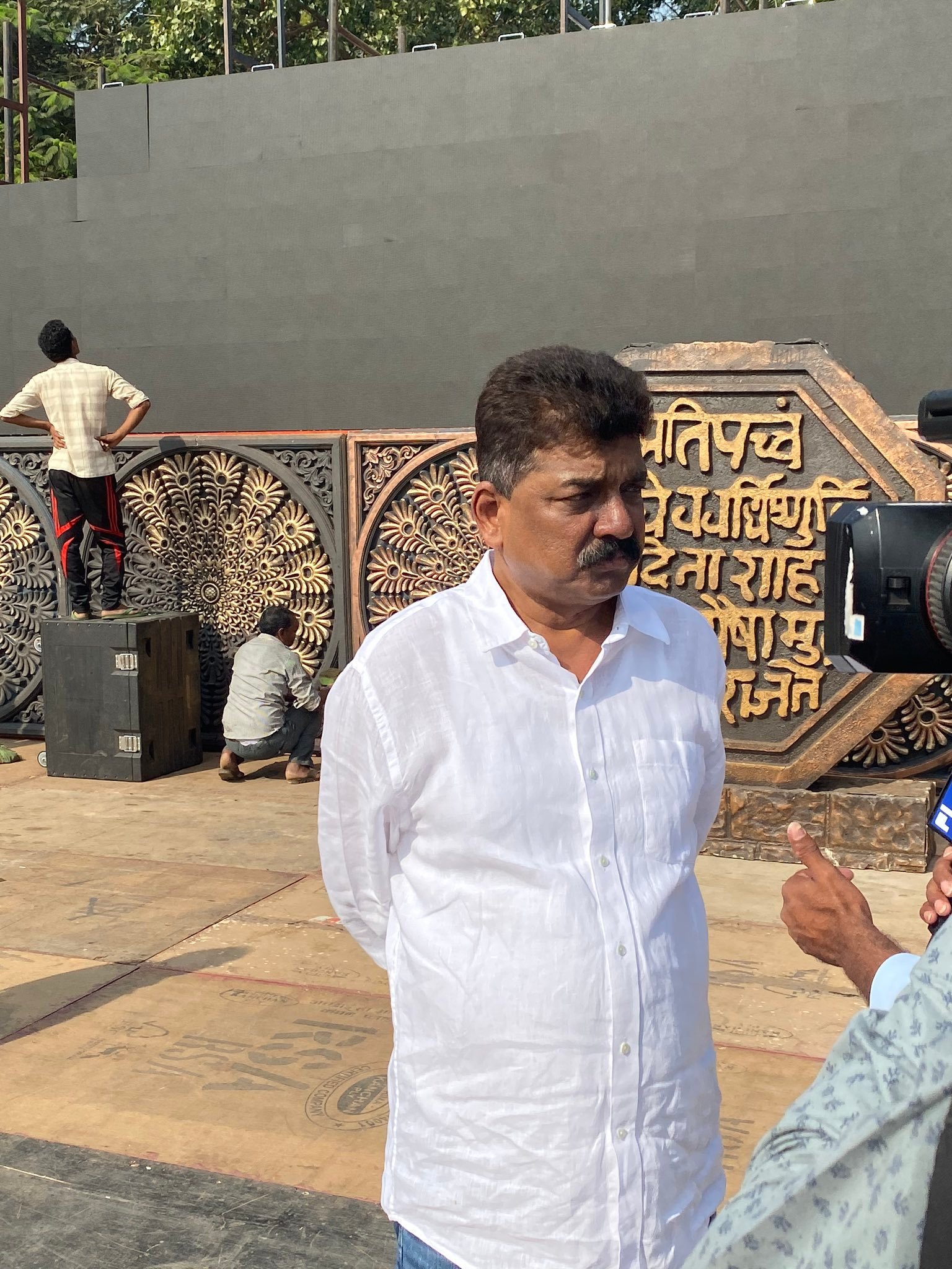 उद्धव के शपथ ग्रहण का मंच बॉलीवुड के मशहूर आर्ट डायरेक्टर नितिन देसाई सजा रहे हैं।