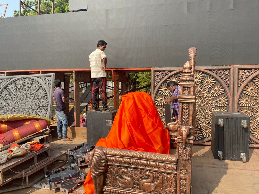 नितिन देसाई मंच को उसी तरह से भव्य बना रहे हैं जिस तरह से छात्रपति शिवाजी का सिंहासन हुआ करता था।