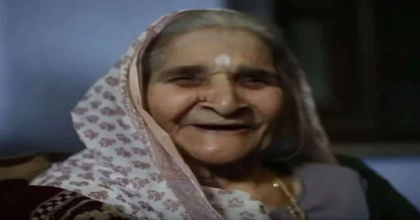 फेवीक्विक के विज्ञापन में आने के बाद उनकी तस्वीरों पर काफी मीम्स भी बनने लगे थे।