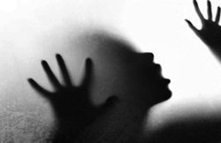 बाप-बेटे ने 10 साल तक 2 लड़कियों का किया रेप, पीडि़ता बोली – चर्च में 3 बार रेप करता और अकेले सोने भी नहीं देता