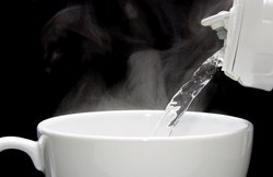 Hot Water Side Effects: गर्म पानी पीना हो सकता है नुकसानदायक, इन बातों का रखें पूरा ध्यान