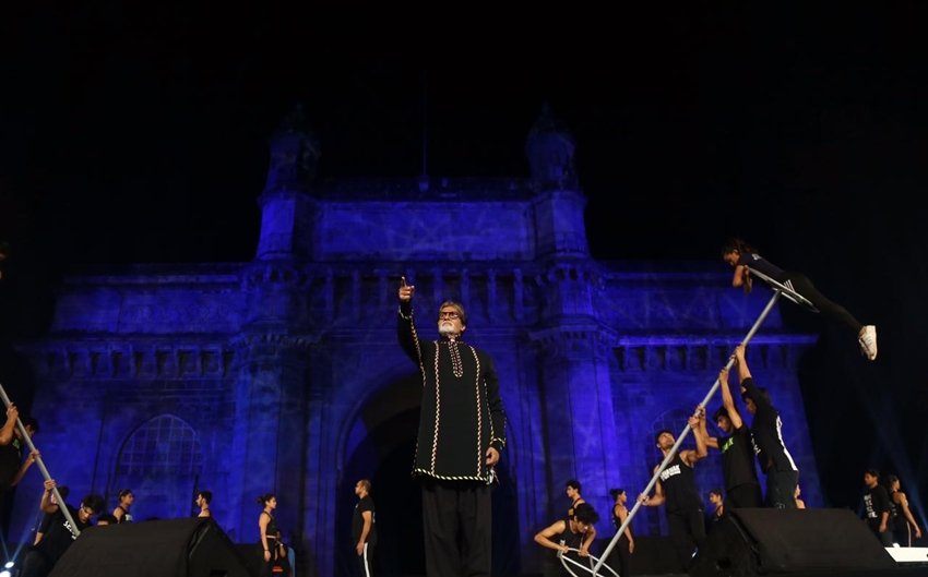 इस कार्यक्रम के लिए खास प्रोग्राम तैयार किया है फिल्म मेकर आनंद तिवारी ने जिसके निर्देशन में अमिताभ स्टेज परफॉर्मेंस देंगे।