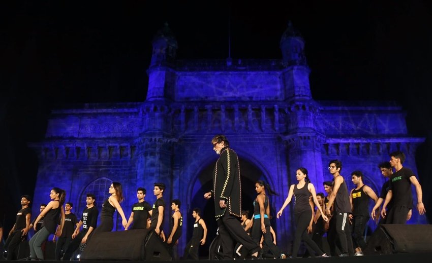 डांस मास्टर श्यामक डावर के ग्रुप के साथ अमिताभ ने प्रोग्राम का रिहर्सल किया।