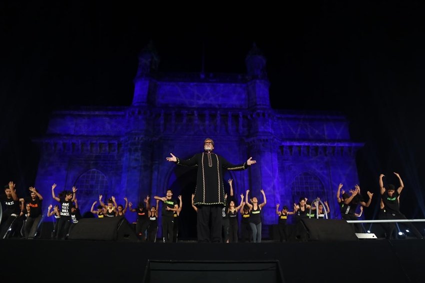 26/11 2008 को मुंबई में हुए आतंकी हमले को आज 11 साल पूरे हो गए। The Indian Express पिछले 4 सालों से इस हमले में शहीद हुए सुरक्षाकर्मियों और अपनी जान गंवाने वाले लोगों की याद में मुंबई के गेटवे ऑफ इंडिया पर कार्यक्रम आयोजित करता आ रहा है। इस कार्यक्रम का नाम है- 26/11 Stories Of Strength. इस साल कार्यक्रम के मुख्य अतिथि हैं देश के रक्षा मंत्री राजनाथ सिंह और केंद्रीय परिवहन मंत्री नितिन गडकरी। पिछले 3 सालों की तरह इस साल भी अमिताभ बच्चन इस कार्यक्रम का हिस्सा हैं। आज शाम गेटवे ऑफ इंडिया पर होने वाले इस कार्यक्रम के लिए अमिताभ बच्चन ने सोमवार को रिहर्सल किया। (All Photos: Nirmal Harinandan)