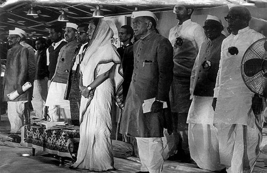 नई दिल्ली: 1969 में AICC की मिटिंग में पार्टी नेताओं संग इंदिरा गांधी। (फाइल फोटो सोर्स: एक्सप्रेस आर्काइव)