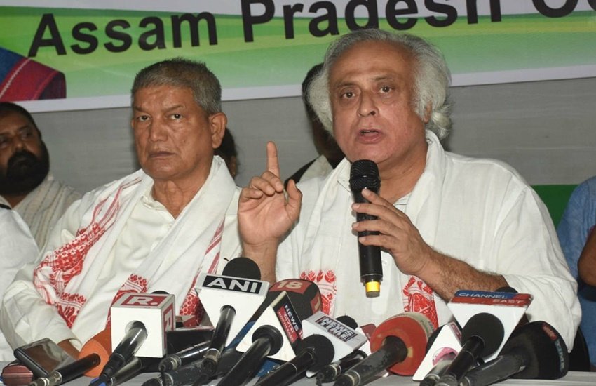 गुवाहाटी में मीडिया से बात करते वरिष्ठ कांग्रेस नेता जयराम रमेश और हरीश रावत (फोटो सोर्स - ANI)