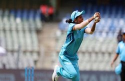 IND W vs WI W,VIDEO: हरमनप्रीत कौर ने हवा में उछलते हुए एक हाथ से लपका कैच, बल्लेबाज रह गई हैरान