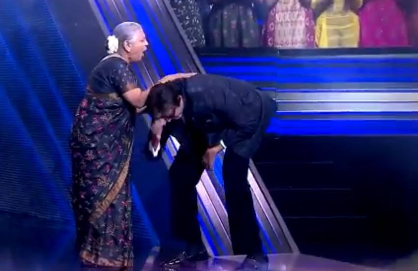KBC 11: अमिताभ बच्चन ने छुए सुधा मूर्ति के पैर