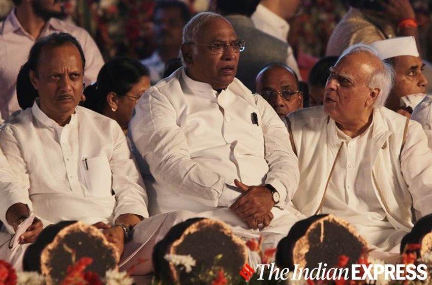 अजीत पवार, खड़गे औऱ कपिल सिब्बल एक साथ बैठे नजर आए। (Express photo: Pradip Das)