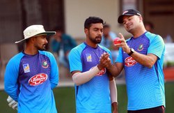 पहला डे-नाइट टेस्ट मैच: भारत को हराने के लिए बांग्लादेश के बॉलर पानी से भीगी गेंद से कर रहे अभ्यास