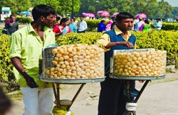 मेले के बाहर मेला