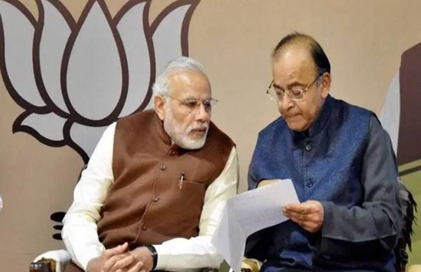 तत्कालीन वित्त मंत्री के साथ प्रधानमंत्री नरेंद्र मोदी। (फाइल फोटो सोर्स: द इंडियन एक्सप्रेस)
