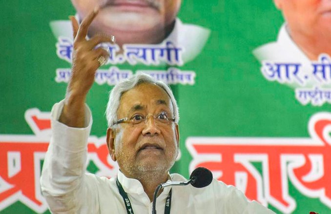 प्रदूषण पर नीतीश सरकार की आपात बैठक, 15 साल पुरानी गाड़ियों पर लगाया बैन, इन सरकारी गाड़ियों पर भी गाज