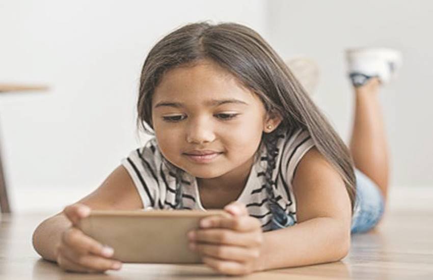 कम्प्यूटर और मोबाइल आदि ने उनकी दुनिया ही बदल दी है।