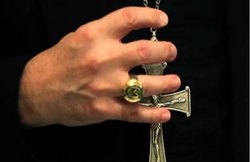 चर्च के पादरी ने 11 साल की लड़की का कई महीनों तक किया रेप, पीड़िता ने मोबाइल पर VIDEO बना पेश किया सबूत