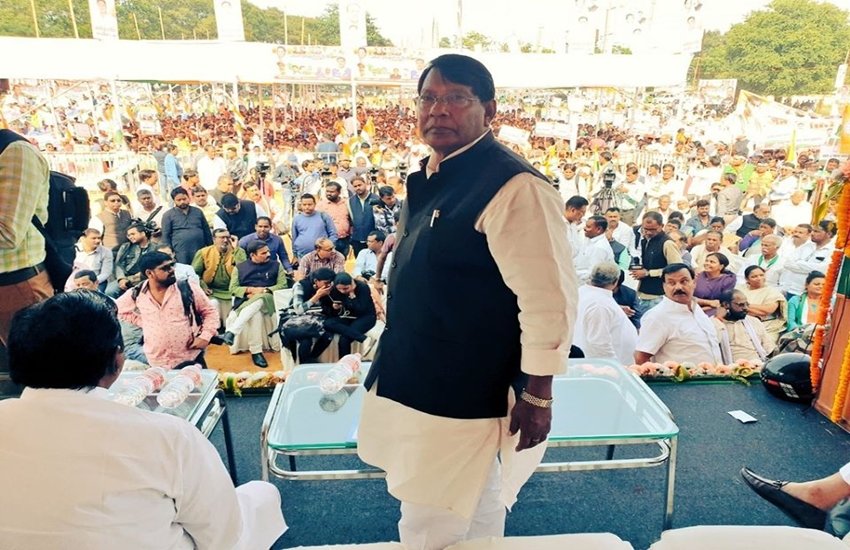 झारखंड कांग्रेस प्रदेश अध्यक्ष रामेश्वर उरांव ने साफ कहा कि अपनी सीट पर वोटिंग के बाद ही वो दूसरी सीट पर जाकर चुनाव प्रचार करेंगे। (फोटो-https://www.facebook.com/DrRameshwarOra1)
