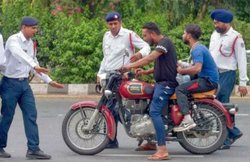 Royal Enfield: बिना हेलमेट पहने दौड़ा रहा था Bullet, पुलिस ने दी यह अजीबो-गरीब सजा!